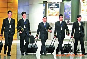 周志康(左二)、 欧阳靖(中)和翟威廉(右二)等扮演年轻机师,但欧阳靖的身形明显吃亏。